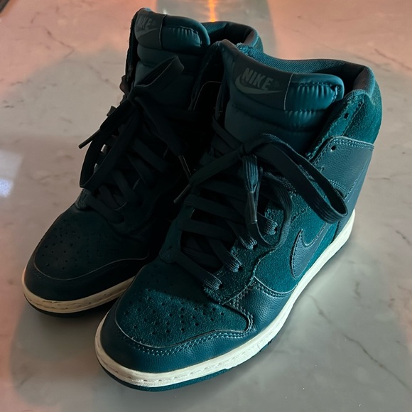 Women’s Nike High Top Sneakers Size 7 - Picture 1 of 6